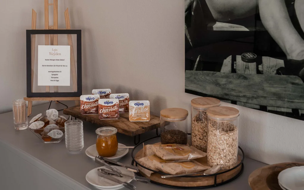 NILS am See Genussmomente: Frühstück nahe Neusiedl am See Frühstücksbuffet mit Cerealien, Aufstrichen und Behältern auf der Theke