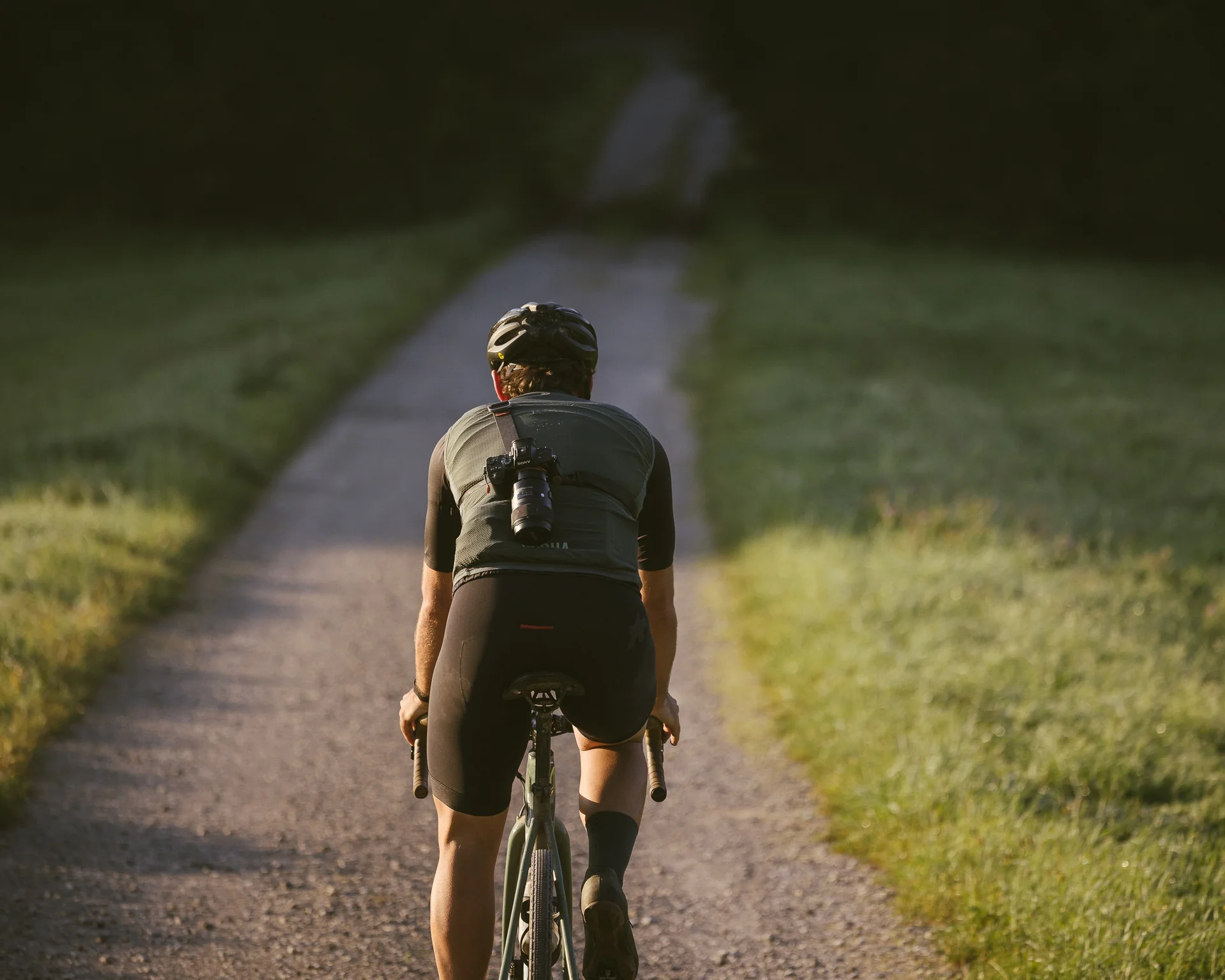 NILS am See: Impressionen eines Orts für das süße Leben Fahrradfahrer auf schmalem Weg umgeben von Wiese bei Sonnenlicht
