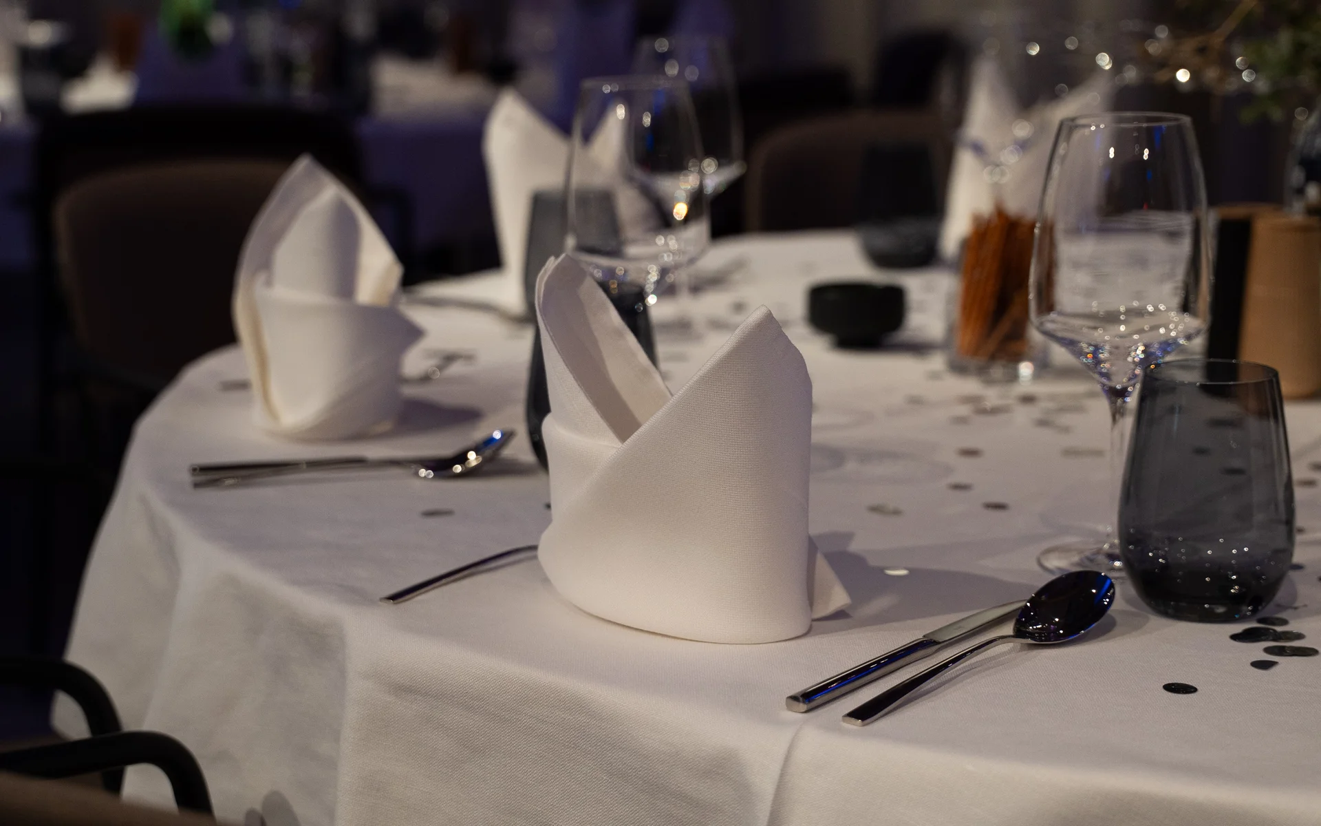 NILS am See: unser Event- und Seminarhotel im Burgenland Eleganter gedeckter Tisch mit weißen Servietten und Gläsern in einem Restaurant