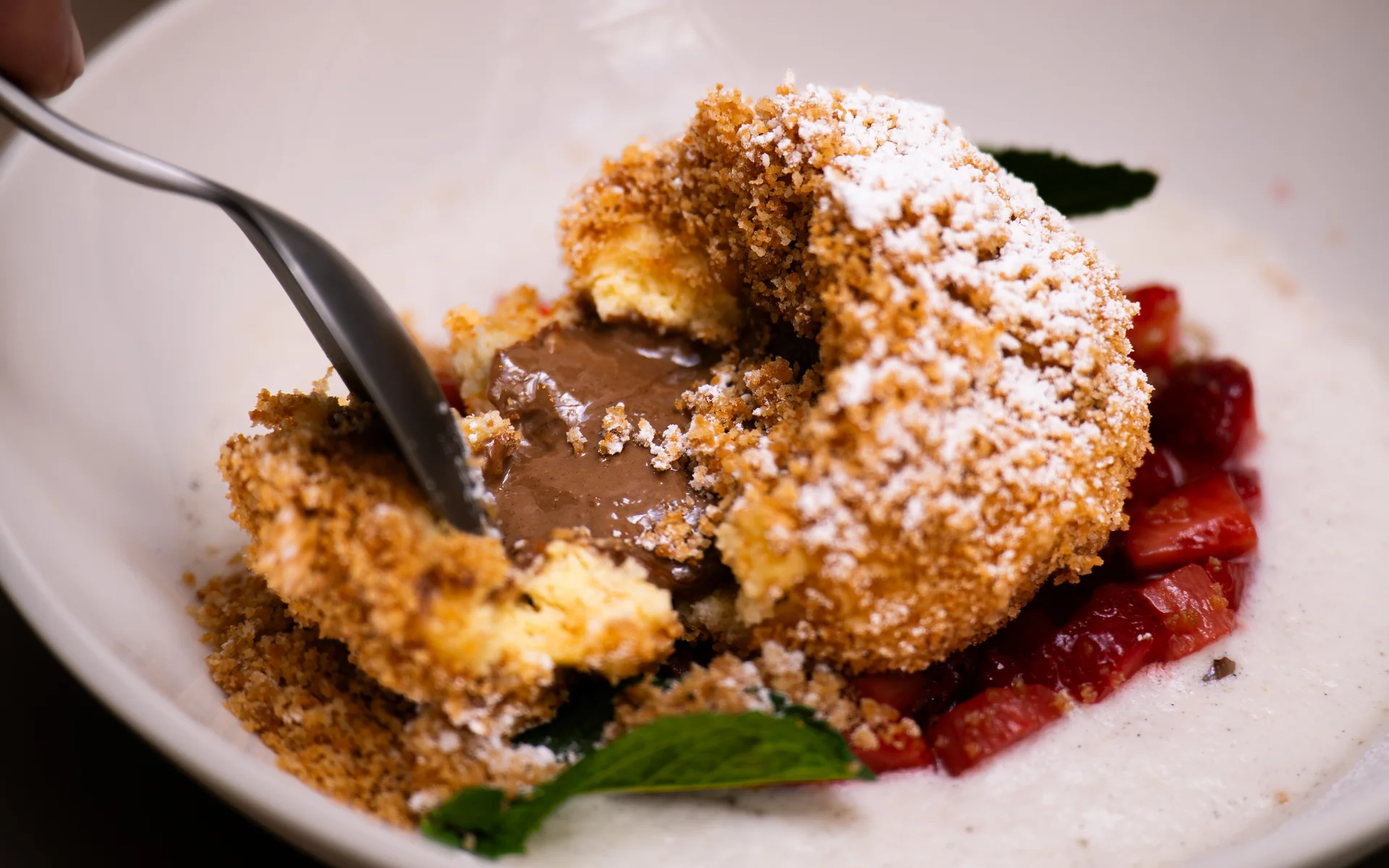 Restaurant Ankkuri am Neusiedler See Dessert mit cremiger Schokoladenfüllung, Puderzucker und Früchten
