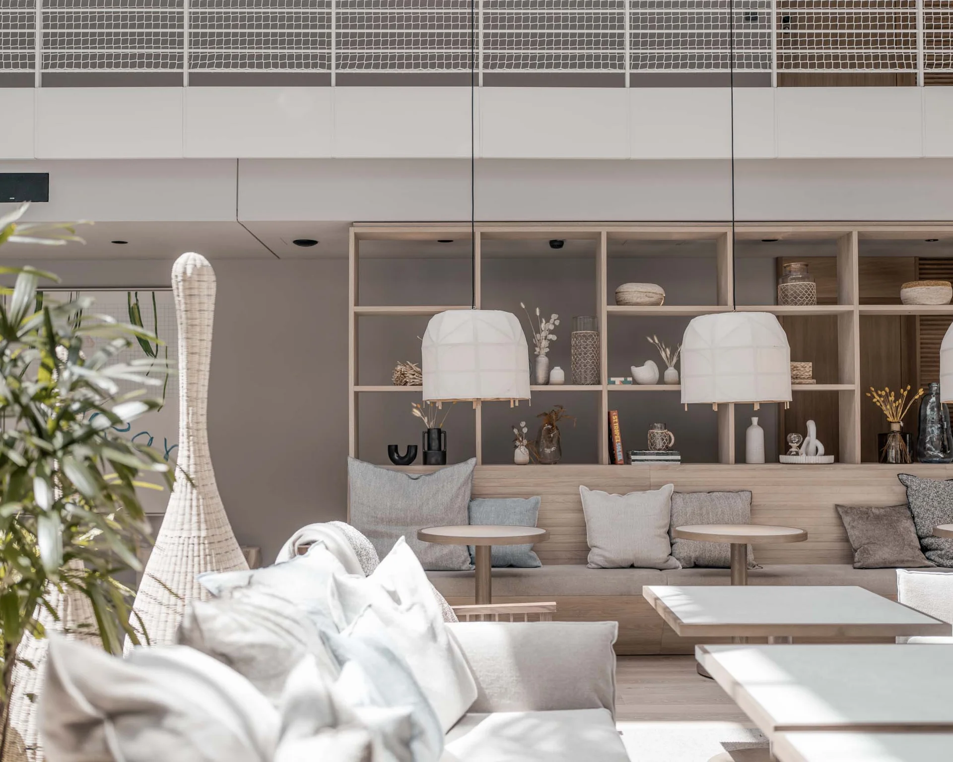 NILS am See: Impressionen eines Orts für das süße Leben Hell eingerichteter Lounge-Bereich mit Sofas, Tischen und dekorativen Lampen