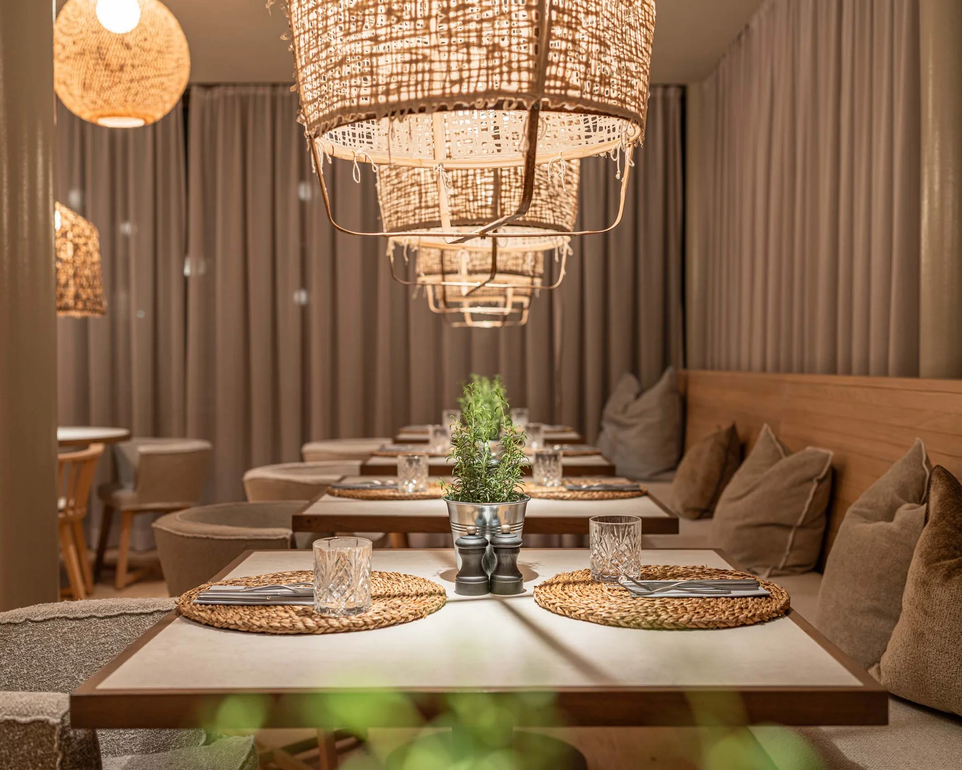 NILS am See: Impressionen eines Orts für das süße Leben Gemütliches Restaurant mit Holzdekor, weichen Kissen und warmen Lampen