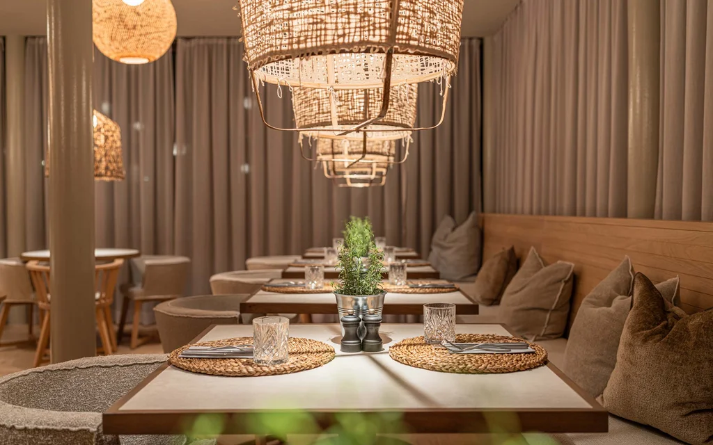 Weihnachten am See im NILS: Ruhe und Zauber Gemütliches Restaurant mit Holzdekor, weichen Kissen und warmen Lampen