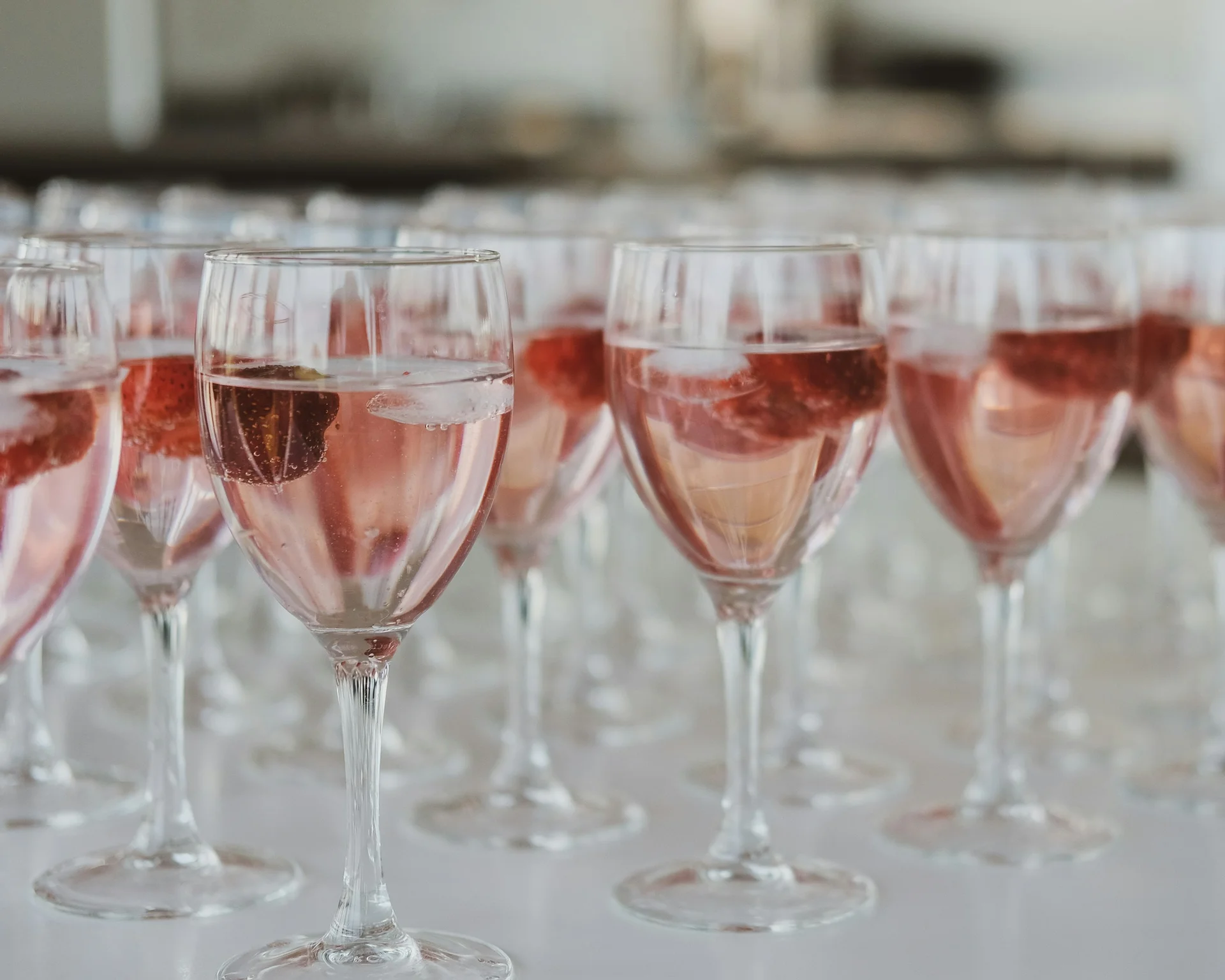NILS am See: Impressionen eines Orts für das süße Leben Mehrere Gläser mit roséfarbener Flüssigkeit und Früchten gefüllt