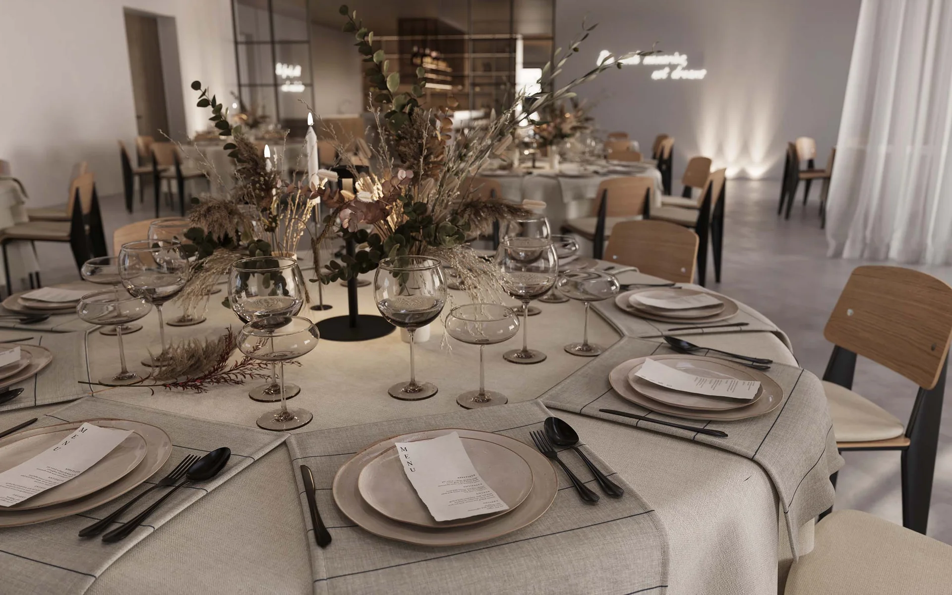 NILS am See: das Boutiquehotel am Neusiedler See Eleganter runder Tisch mit gedecktem Platz und Trockenblumen als Mittelstück